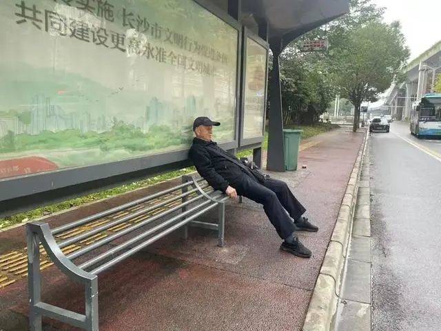 公园长椅焊钢管防日结工睡觉？公共设施该拥抱而非驱赶人