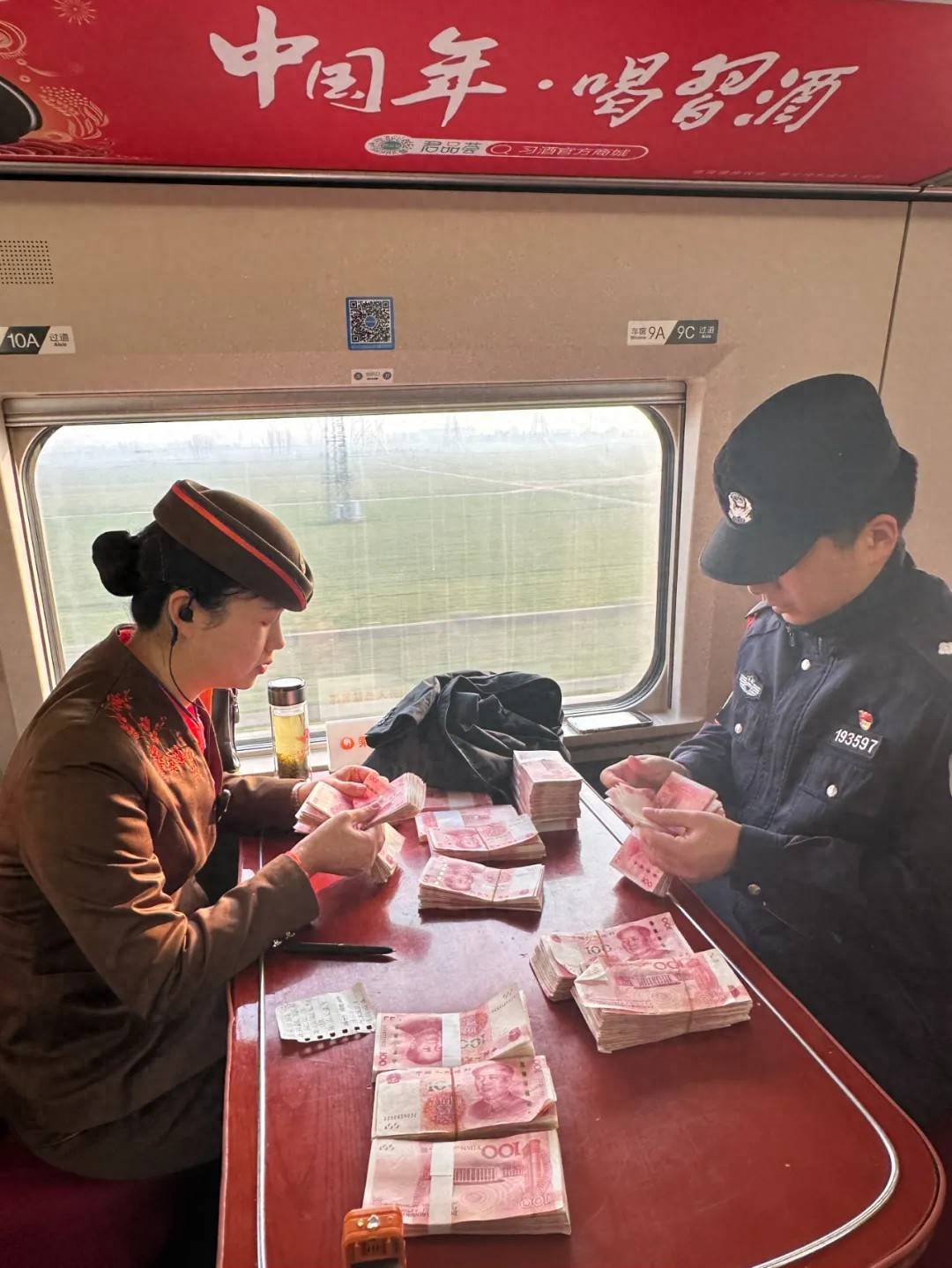 女子打开“自己的包”竟多出18万现金！