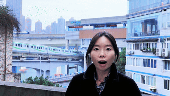 来重庆“吞”列车 外交部发言人邀全球打卡重庆“轨道穿楼”