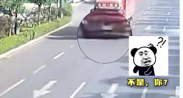太原交警综改大队民警视频巡检时，发现一辆半挂车正在闯红灯通过路口
