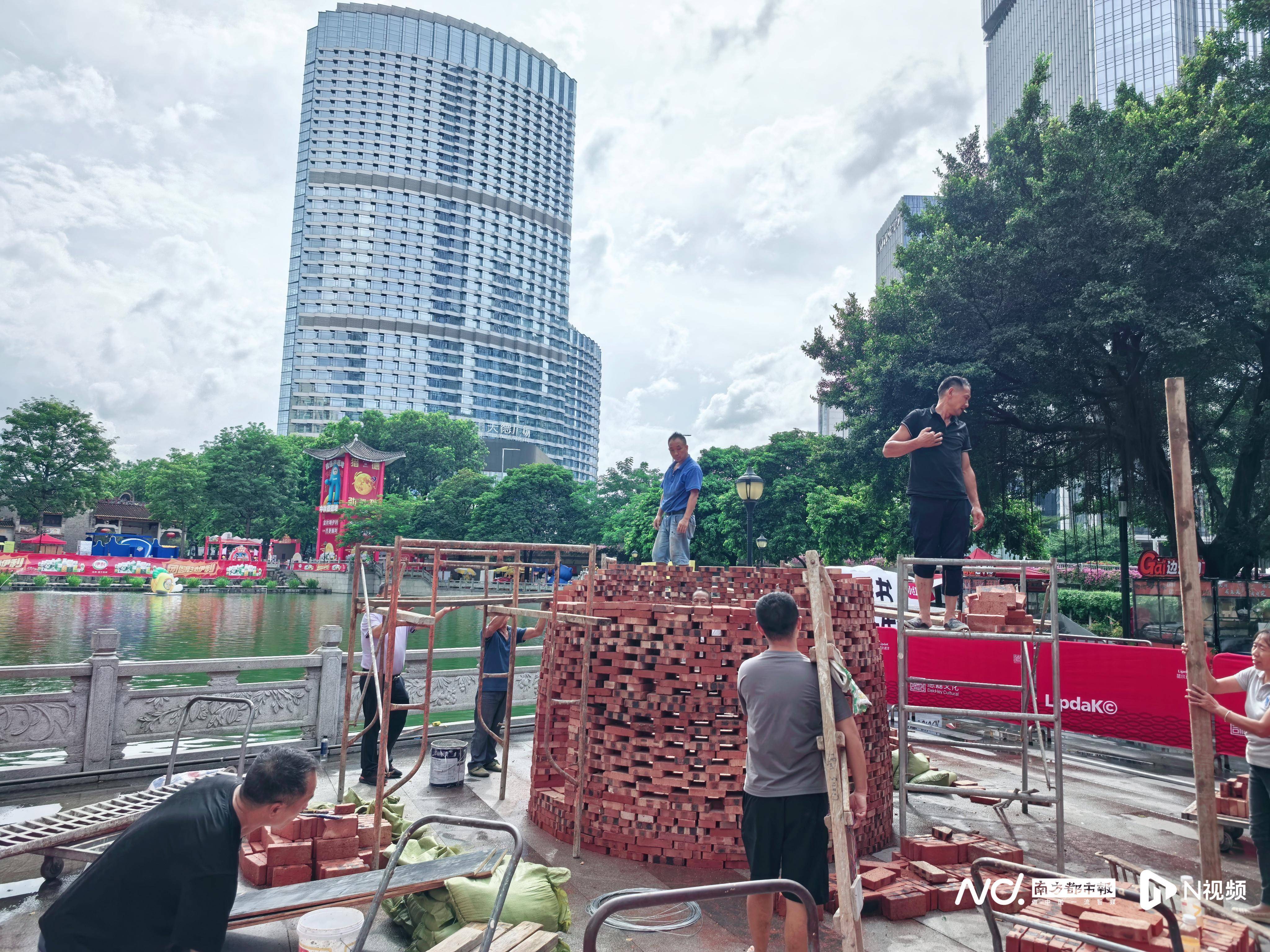 八月十五，广州猎德烧番塔，传统民俗与商业区高楼大厦相辉映