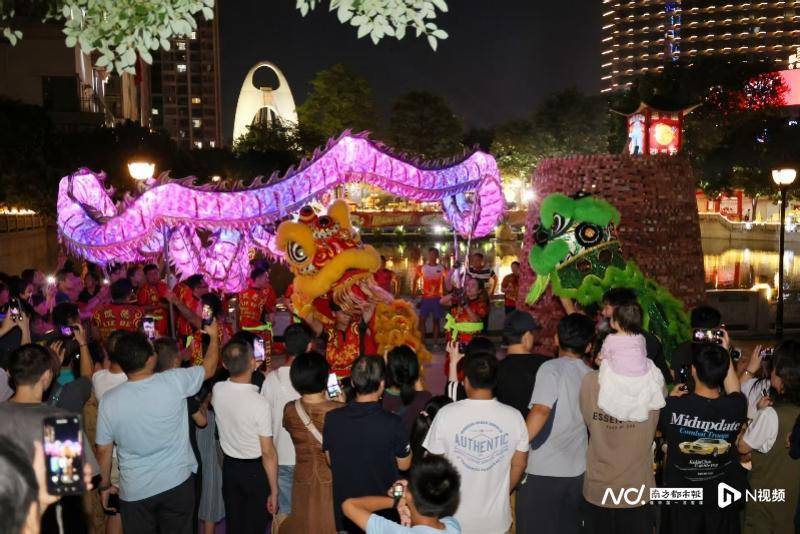 八月十五，广州猎德烧番塔，传统民俗与商业区高楼大厦相辉映