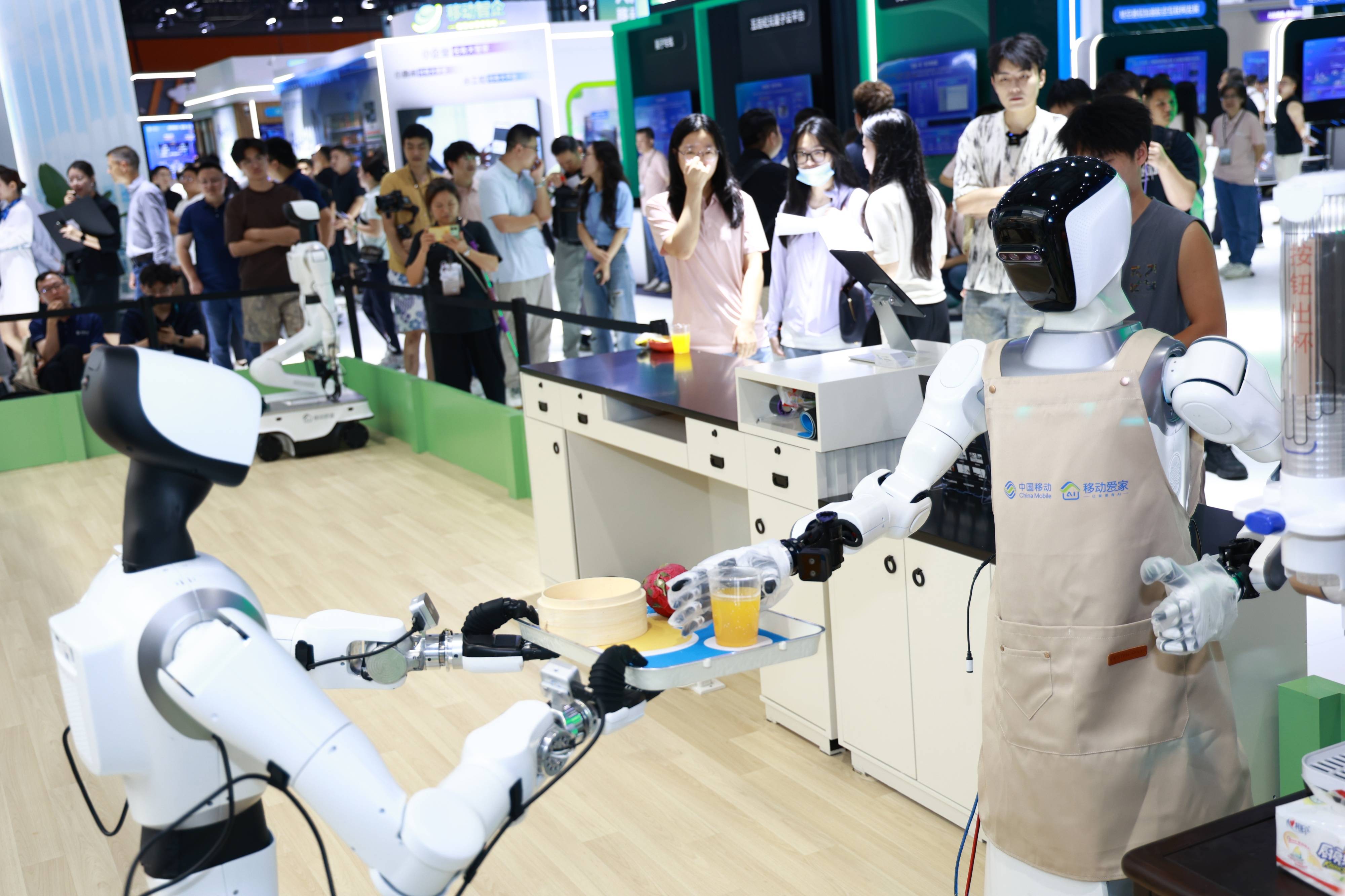 移路有AI｜看点十足！2025中国移动全球合作伙伴大会变身“AI嘉年华”