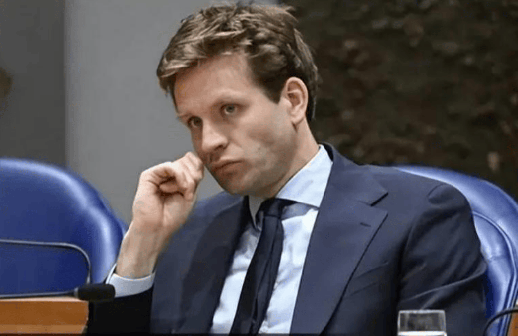 一天之内，中国商务部接了2个电话，一个来求饶，另一个来认错