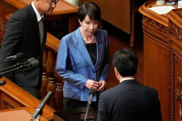 迟迟等不到北京贺电后，高市早苗公开道歉，日本社会面临巨大难题，特朗普将上门要账，释放信号强烈