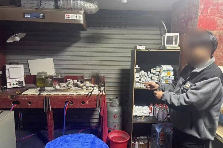 金项链里发现大量不明金属，多家金店中招，警方：2人在黄金中掺铼
