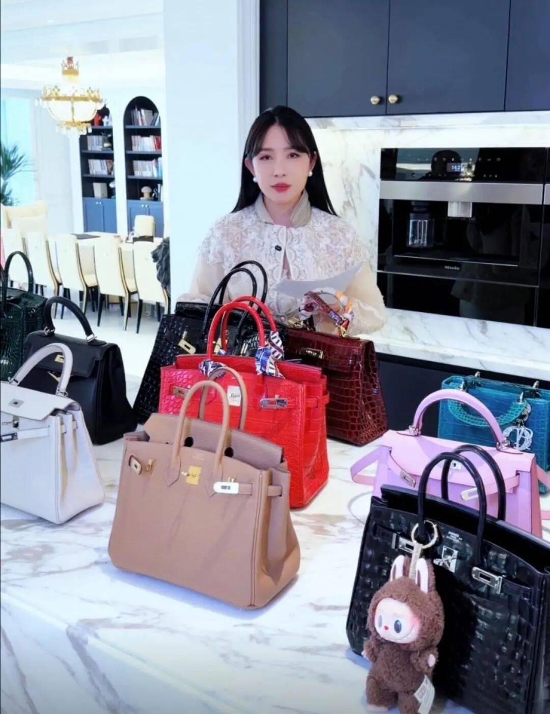 “入职不到4个月,在我家偷了300多万元黄金和爱马仕!”千万粉丝博主家中被盗,监控拍下司机作案过程