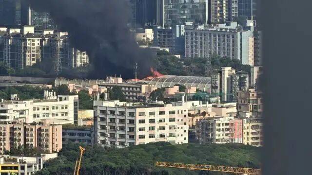 深圳突发一起交通事故引发火情，现场多条视频显示火光冲天、浓烟滚滚；交警通报：三车刮碰一车着火，引燃道路隔音棚起火，无人员受伤被困